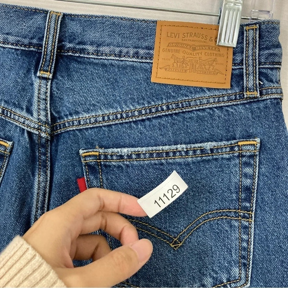 Levi's Premium 80s Mom Jean  Distressed Jeans size 29 - Picture 10 of 10